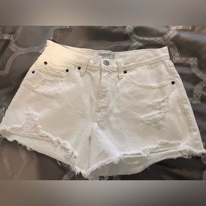 Abercrombie & Fitch The Boyfriend Short, White, distressed, size 4 / 27